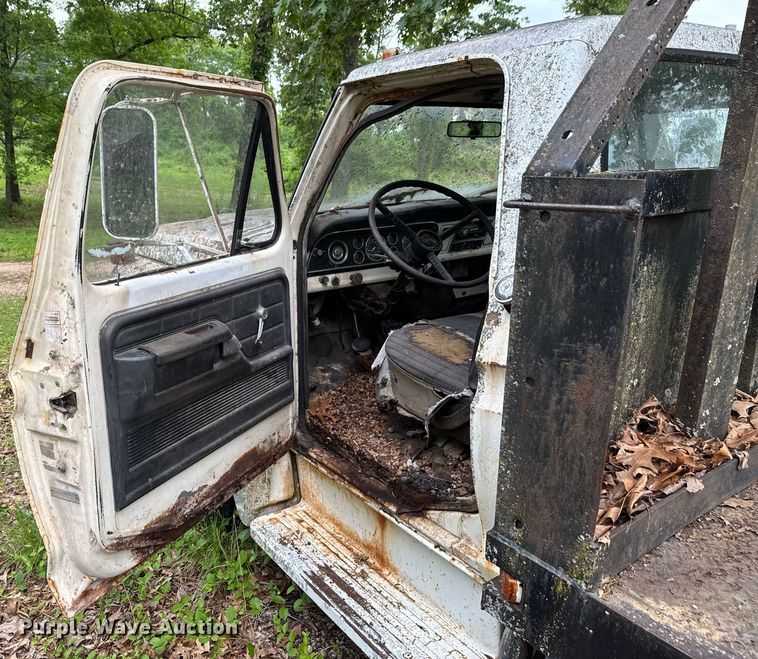 image for item JX9283 1973 Ford F700 rollback truck