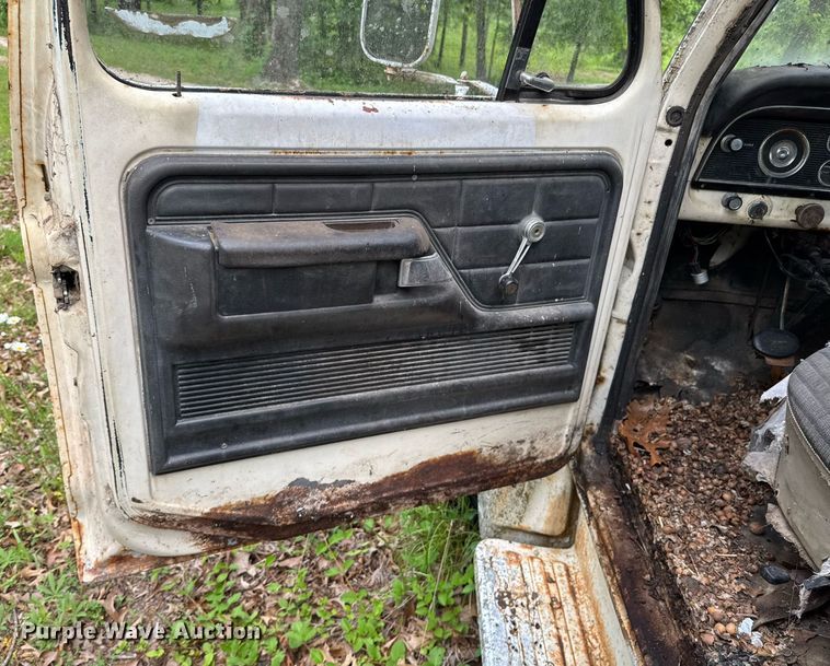 image for item JX9283 1973 Ford F700 rollback truck