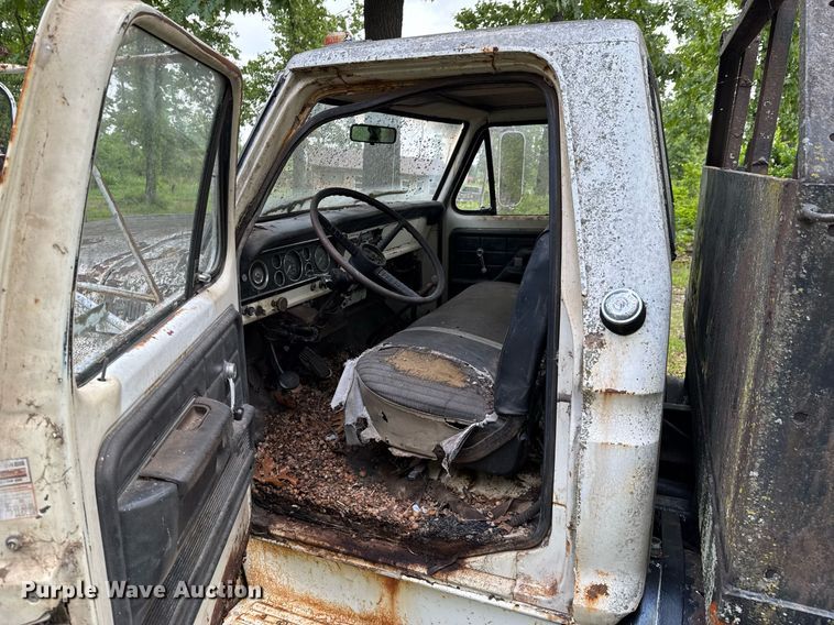 image for item JX9283 1973 Ford F700 rollback truck