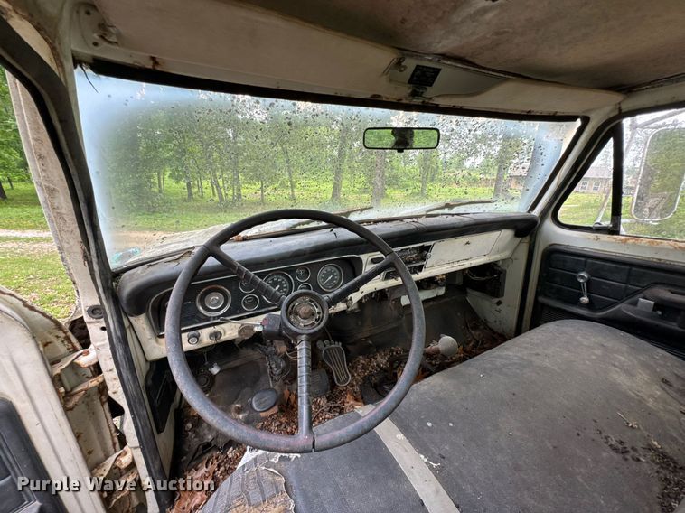 image for item JX9283 1973 Ford F700 rollback truck