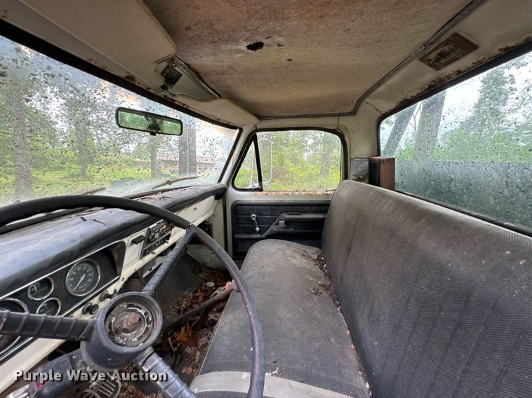 image for item JX9283 1973 Ford F700 rollback truck