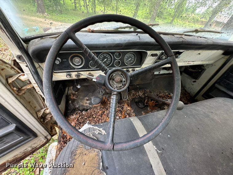 image for item JX9283 1973 Ford F700 rollback truck