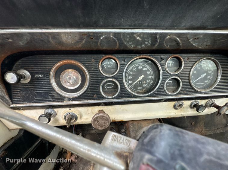 image for item JX9283 1973 Ford F700 rollback truck