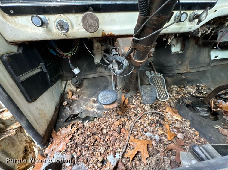 image for item JX9283 1973 Ford F700 rollback truck