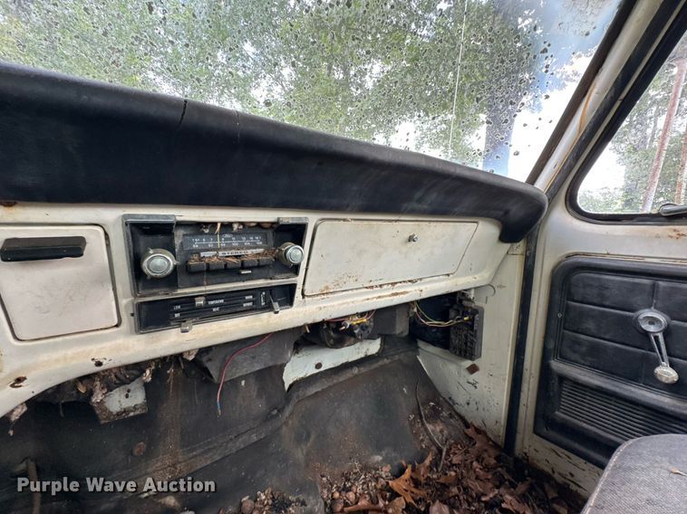 image for item JX9283 1973 Ford F700 rollback truck