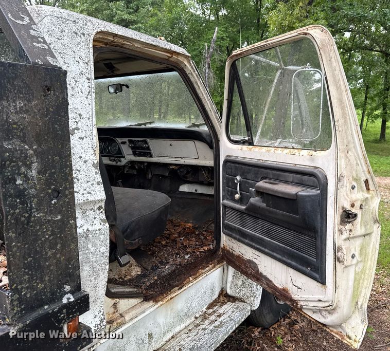 image for item JX9283 1973 Ford F700 rollback truck