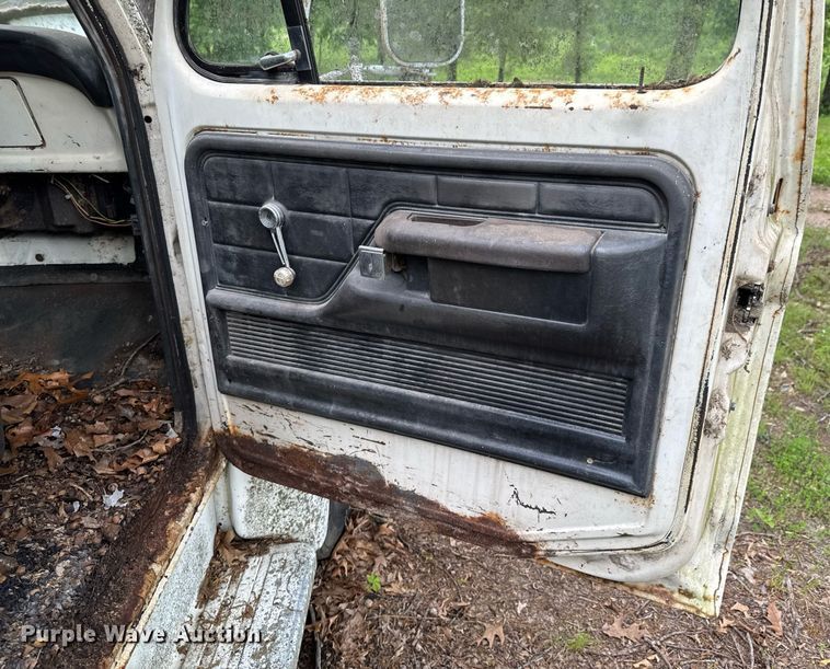 image for item JX9283 1973 Ford F700 rollback truck