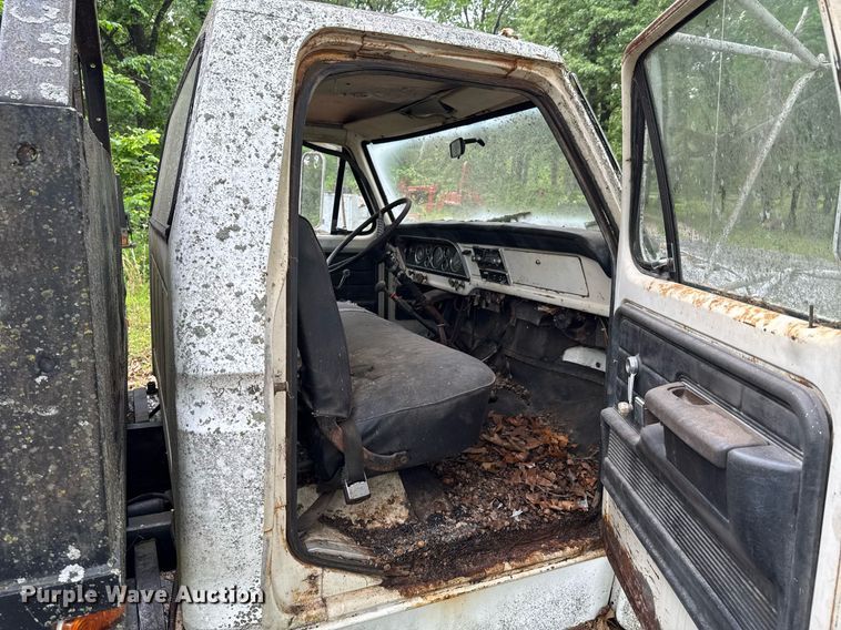 image for item JX9283 1973 Ford F700 rollback truck