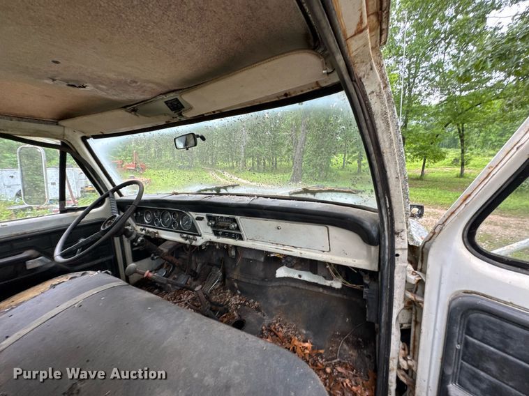 image for item JX9283 1973 Ford F700 rollback truck