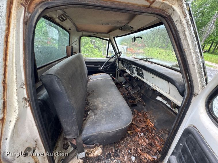 image for item JX9283 1973 Ford F700 rollback truck