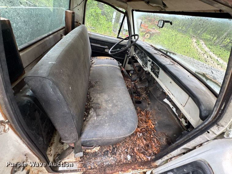 image for item JX9283 1973 Ford F700 rollback truck