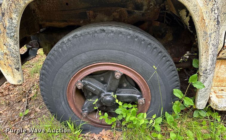 image for item JX9283 1973 Ford F700 rollback truck