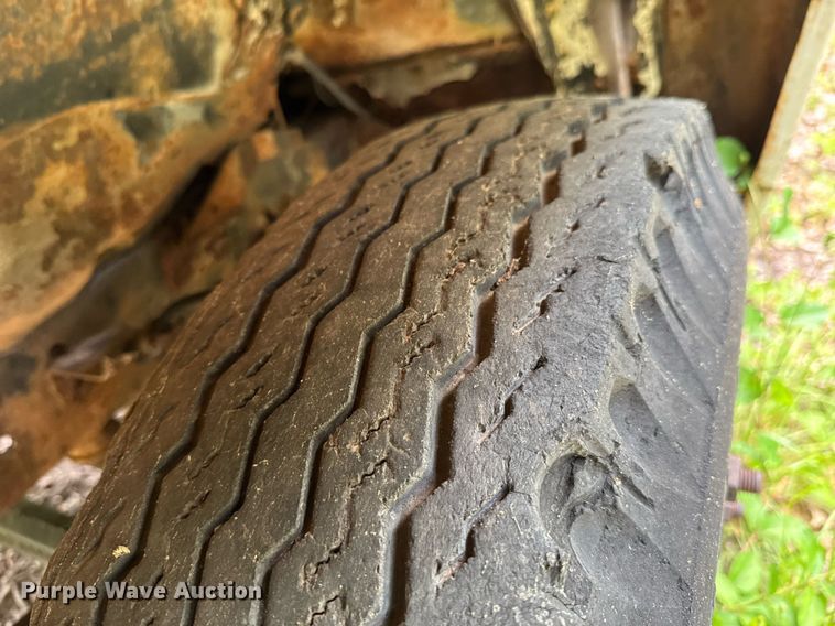 image for item JX9283 1973 Ford F700 rollback truck