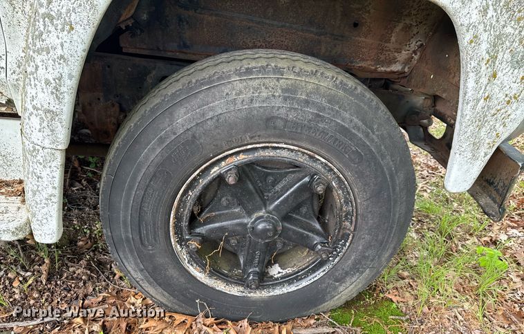 image for item JX9283 1973 Ford F700 rollback truck