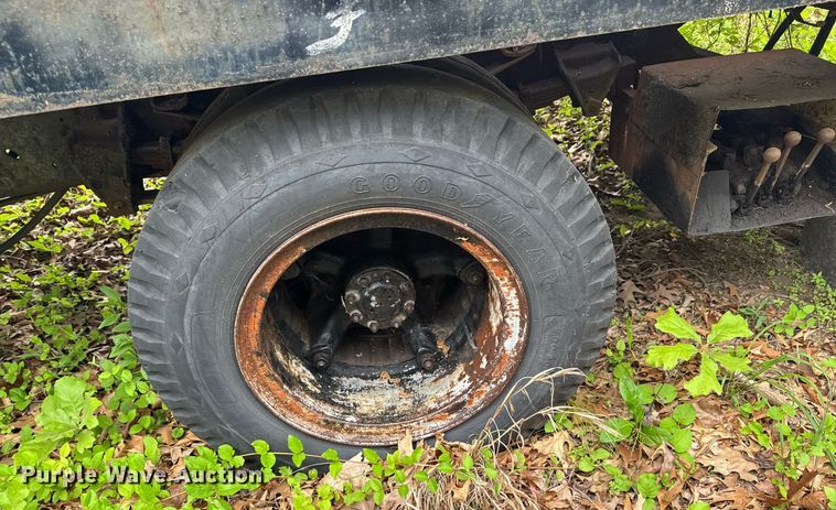 image for item JX9283 1973 Ford F700 rollback truck