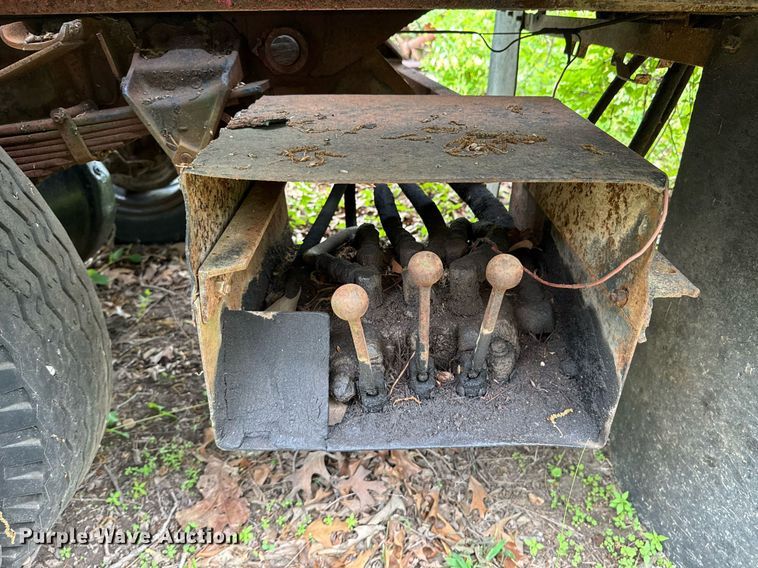 image for item JX9283 1973 Ford F700 rollback truck