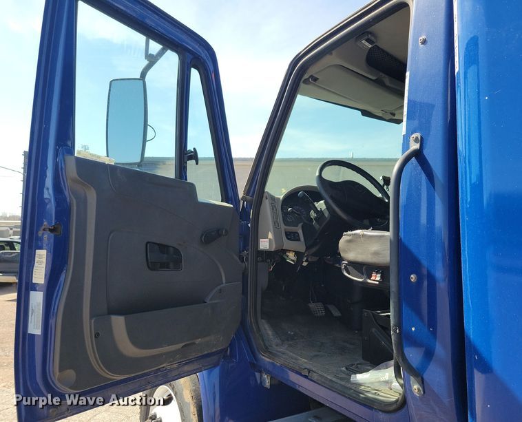 image for item NB9997 2013 International DuraStar 4400 box truck