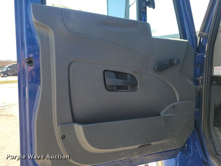 image for item NB9997 2013 International DuraStar 4400 box truck