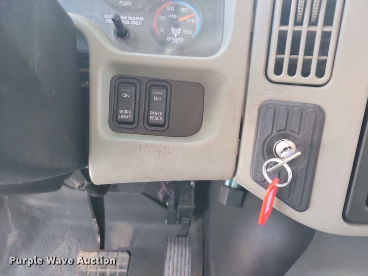 image for item NB9997 2013 International DuraStar 4400 box truck