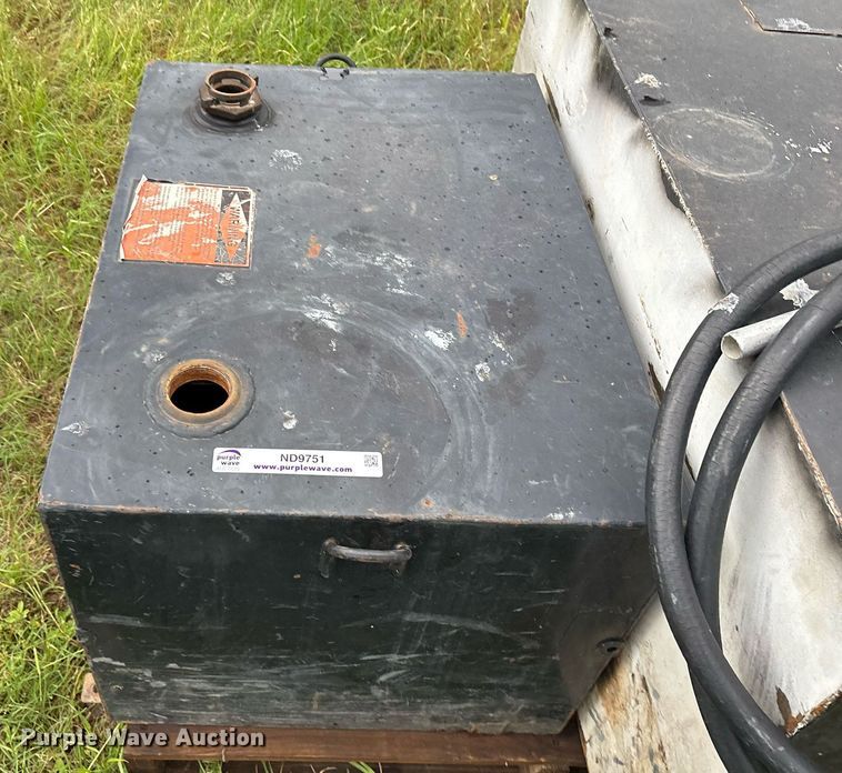 image for item ND9751 (2) Delta 484000 auxiliary fuel tanks