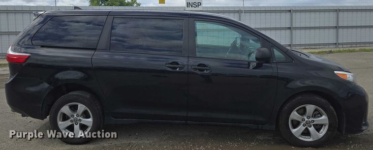 image for item YA0470 2020 Toyota Sienna handicap accessible van