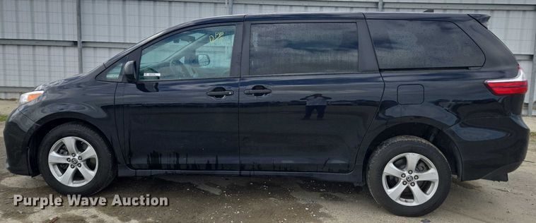 image for item YA0470 2020 Toyota Sienna handicap accessible van