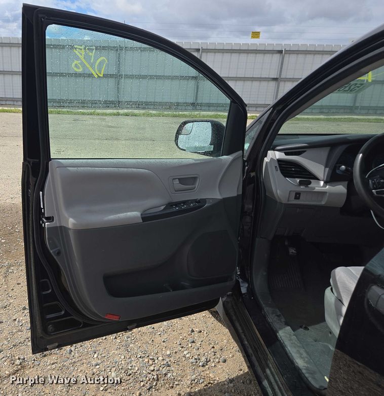 image for item YA0470 2020 Toyota Sienna handicap accessible van