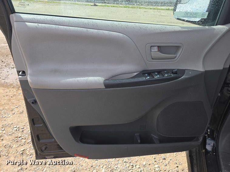 image for item YA0470 2020 Toyota Sienna handicap accessible van