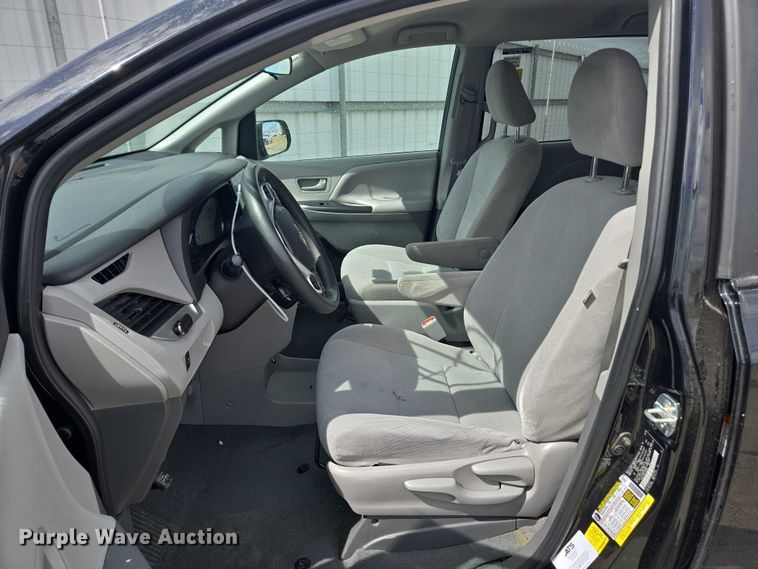 image for item YA0470 2020 Toyota Sienna handicap accessible van