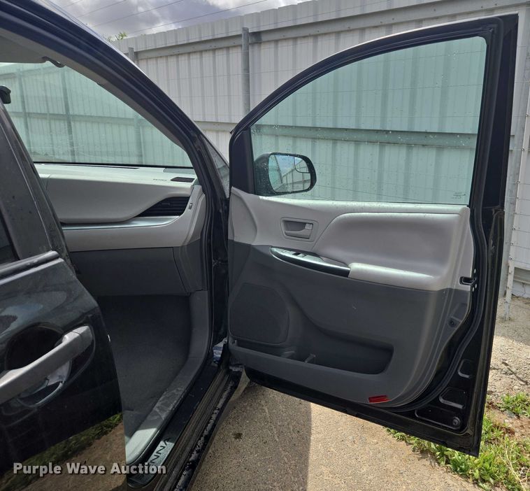 image for item YA0470 2020 Toyota Sienna handicap accessible van