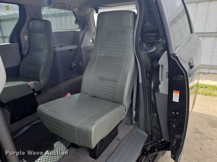 image for item YA0470 2020 Toyota Sienna handicap accessible van