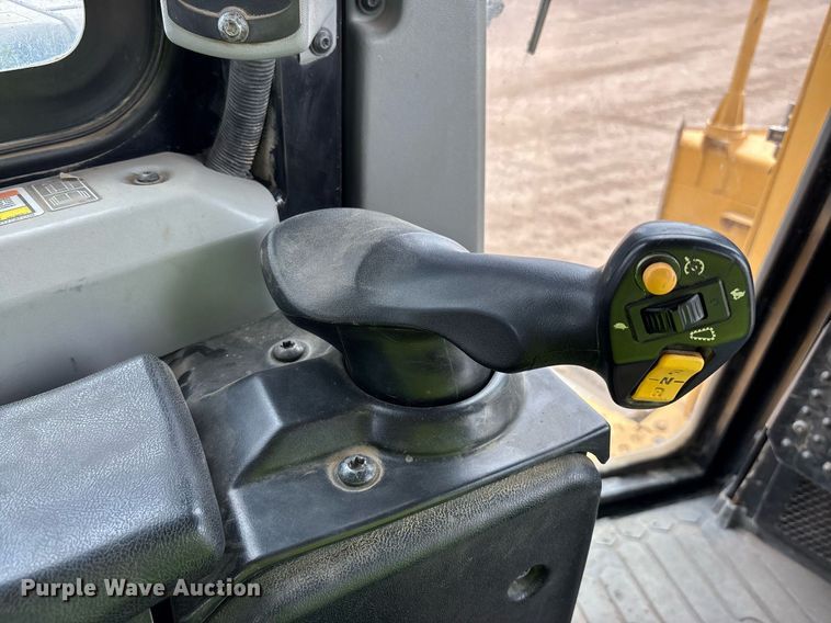 image for item DH8649 2017 Caterpillar D6T LGP dozer