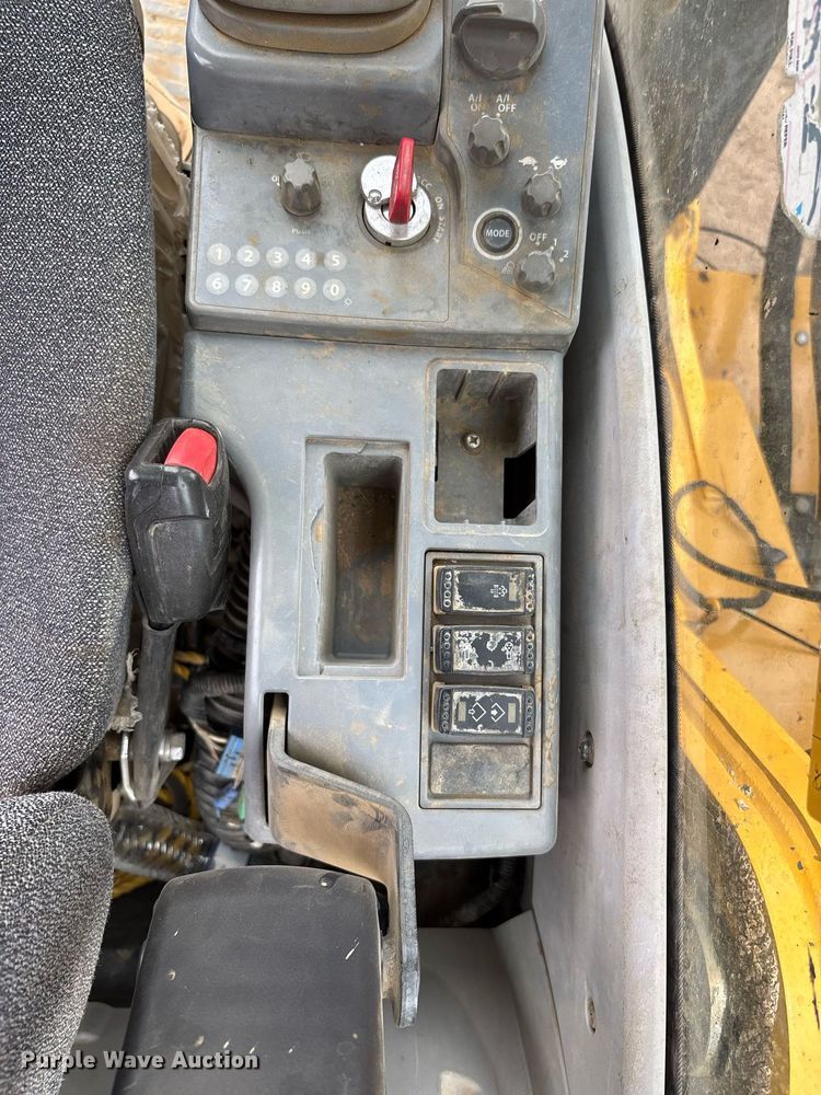 image for item DH8650 2016 John Deere 300G LC excavator