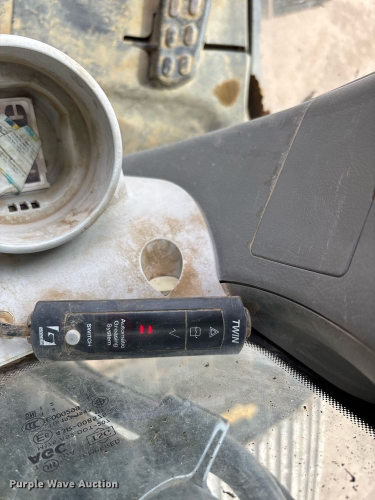 image for item DH8650 2016 John Deere 300G LC excavator