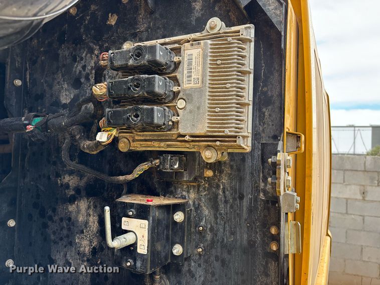 image for item DH8650 2016 John Deere 300G LC excavator