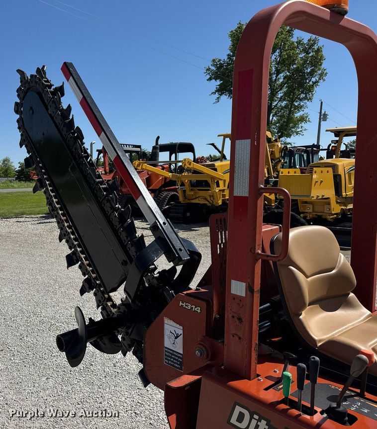 image for item DH9954 2004 Ditch Witch RT40 trencher