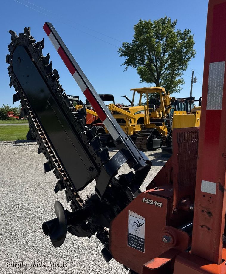 image for item DH9954 2004 Ditch Witch RT40 trencher