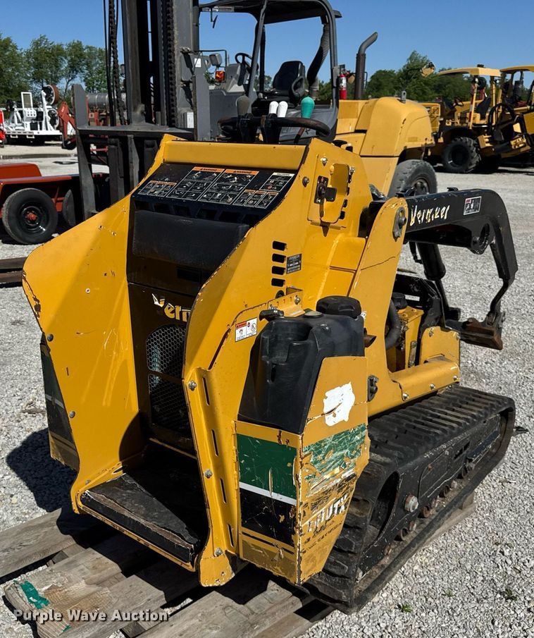 image for item DH9957 2016 Vermeer S800TX compact utility loader