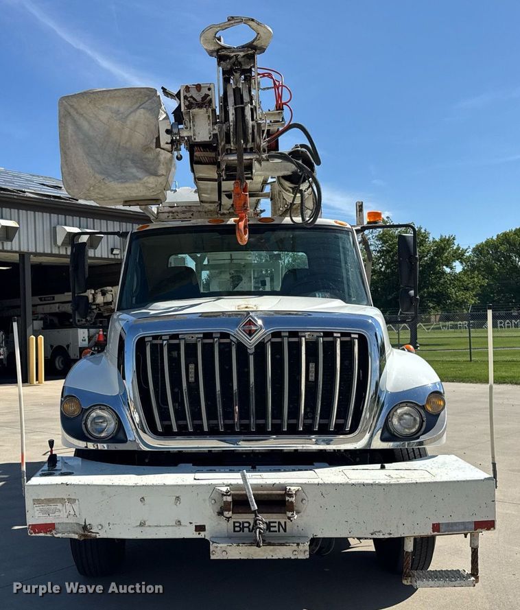 image for item DH9981 2010 International SA615 digger derrick truck