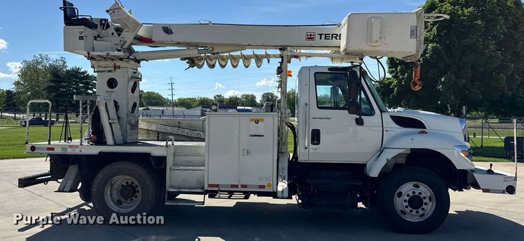 image for item DH9981 2010 International SA615 digger derrick truck