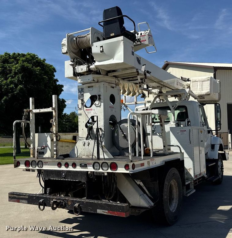 image for item DH9981 2010 International SA615 digger derrick truck