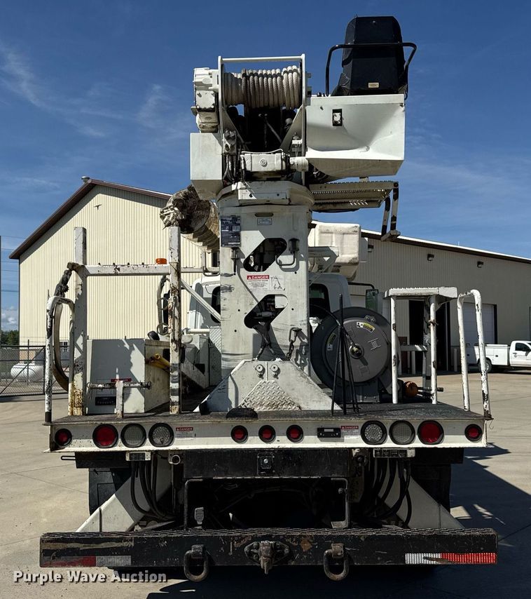 image for item DH9981 2010 International SA615 digger derrick truck