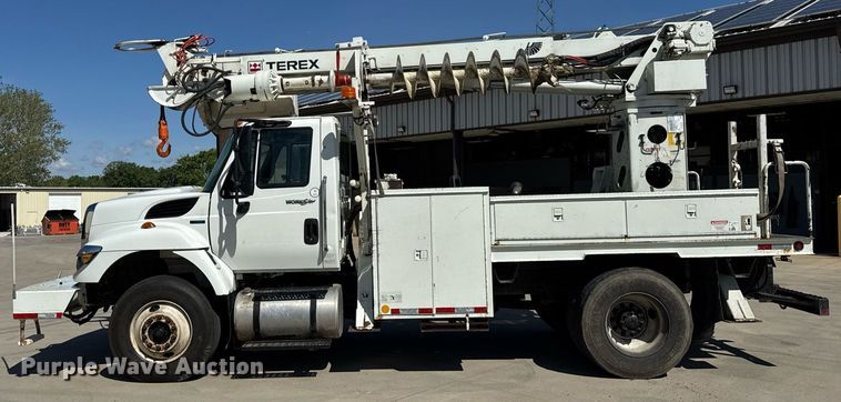 image for item DH9981 2010 International SA615 digger derrick truck