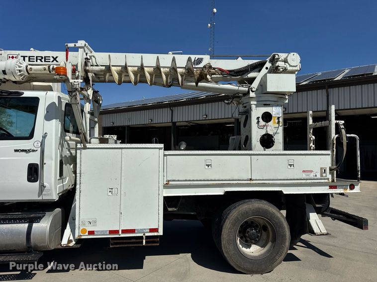 image for item DH9981 2010 International SA615 digger derrick truck