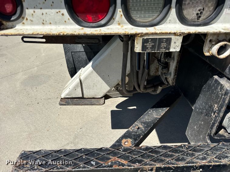 image for item DH9981 2010 International SA615 digger derrick truck