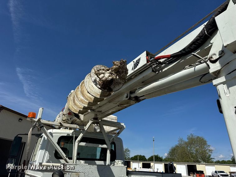 image for item DH9981 2010 International SA615 digger derrick truck