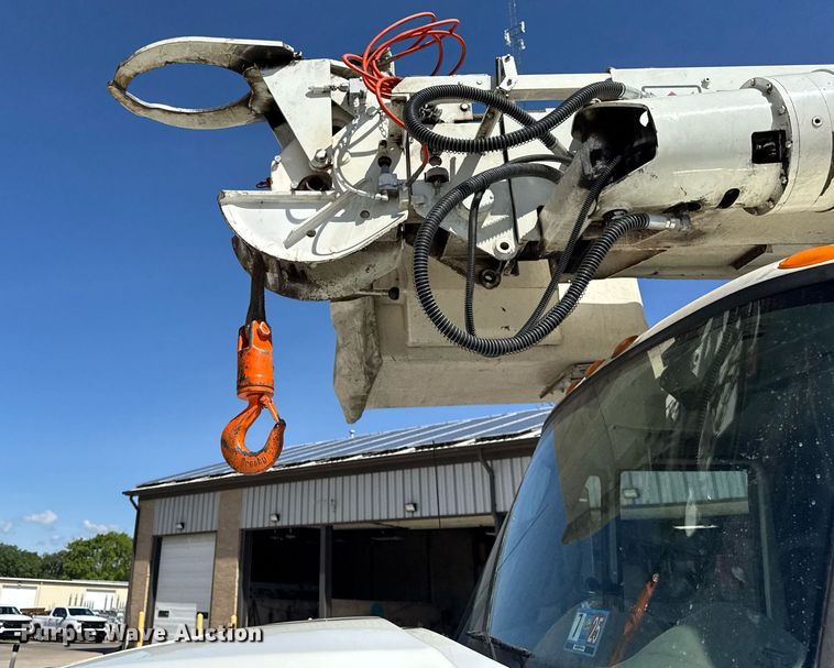 image for item DH9981 2010 International SA615 digger derrick truck