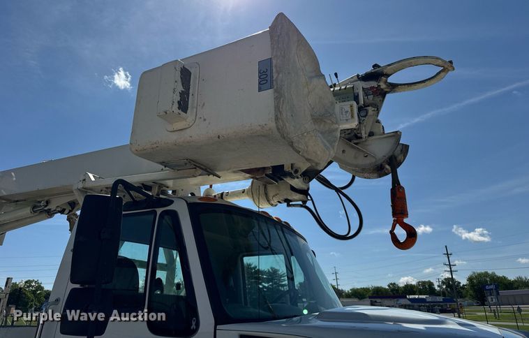 image for item DH9981 2010 International SA615 digger derrick truck