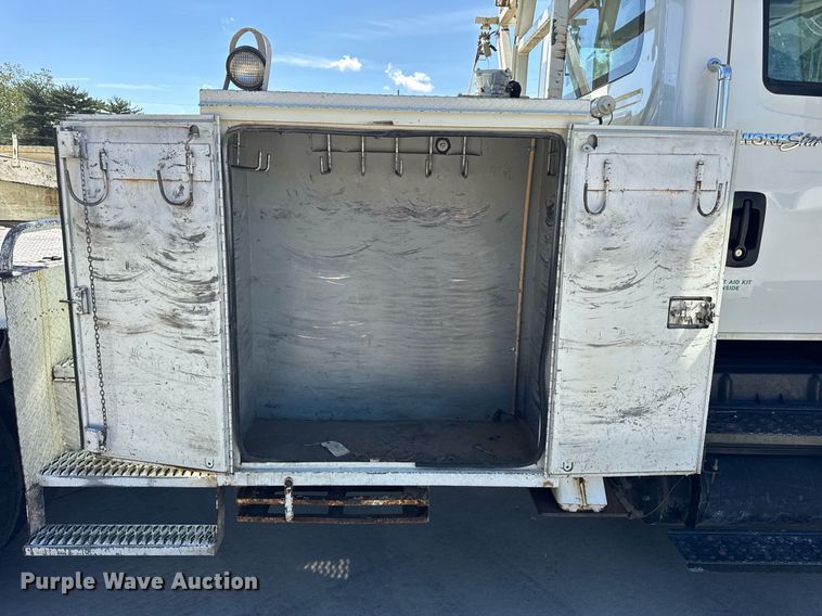 image for item DH9981 2010 International SA615 digger derrick truck