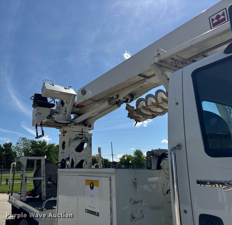 image for item DH9981 2010 International SA615 digger derrick truck